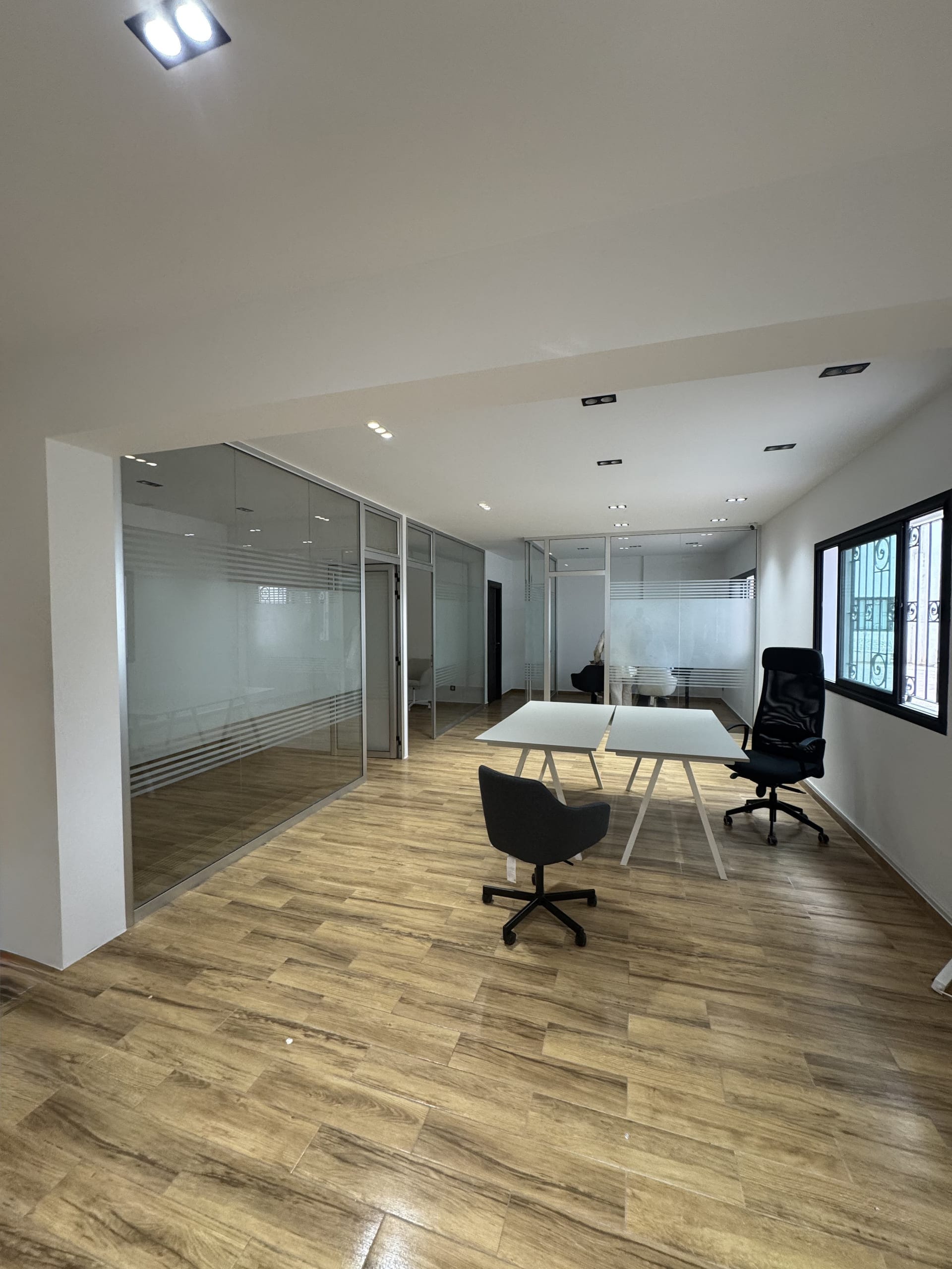 Cloisons vitrées pour plateaux de bureaux — Tétouan